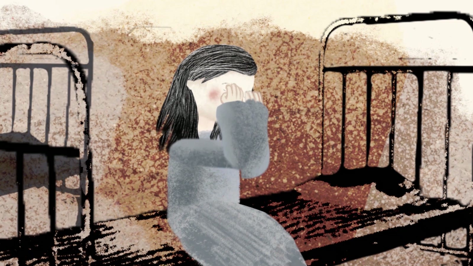 פריים מהסרט: אלקה יושבת לבד על מיטת ברזל בצריף ריק, ופניה בכף ידה